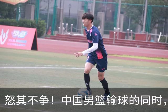 怒其不争！中国男篮输球的同时，日本替补席做出哭鼻子的嘲讽动作
